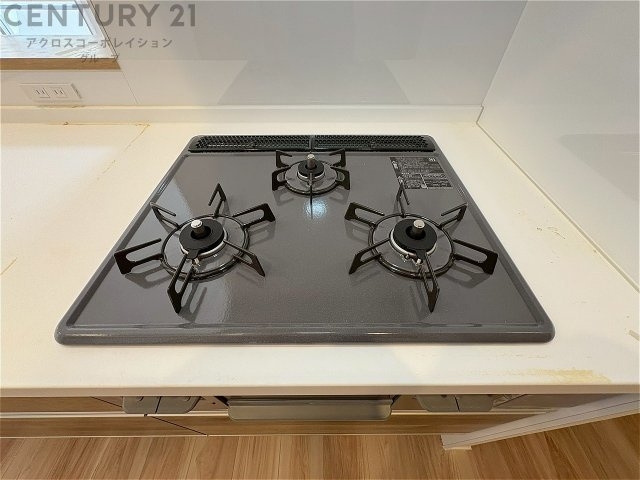 多数の調理器具を同時に使用でき、料理の効率化が可能。省エネで節約になり、様々な料理スタイルに適応できます。また、火力調整が独立しており、手入れや掃除もしやすく、今よりもっとお料理が楽しくなるかも。　