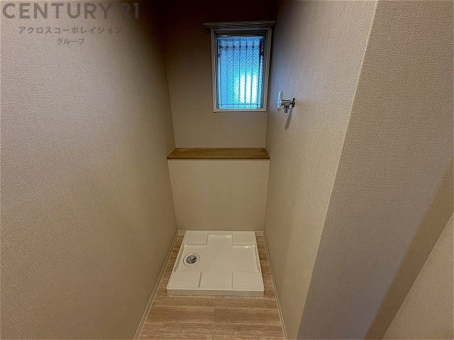 洗濯物の仕分け作業がしやすく、整理整頓が容易になります。洗濯音や湿気を他の部屋に持ち込まず、生活環境を快適に保ちます。上部を活用すれば収納スペースを確保でき洗剤や洗濯用品の整理もしやすくなります。　