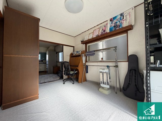 シンプルかつ開放的な窓のある洋室！　