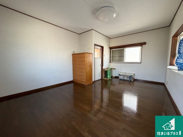 シンプルかつ開放的な窓のある洋室！　