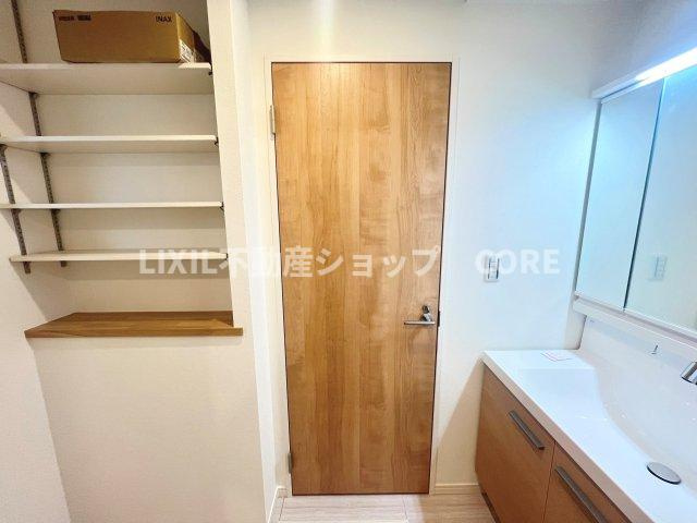 落ち着いた空間を演出するカラーと、ゆったり落ち着いてお使い頂ける広さが魅力のパウダールーム。