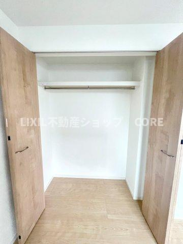 奥行きもあるので、収納ボックスをそのままクローゼットの中へ。部屋にものが出ずスッキリ。