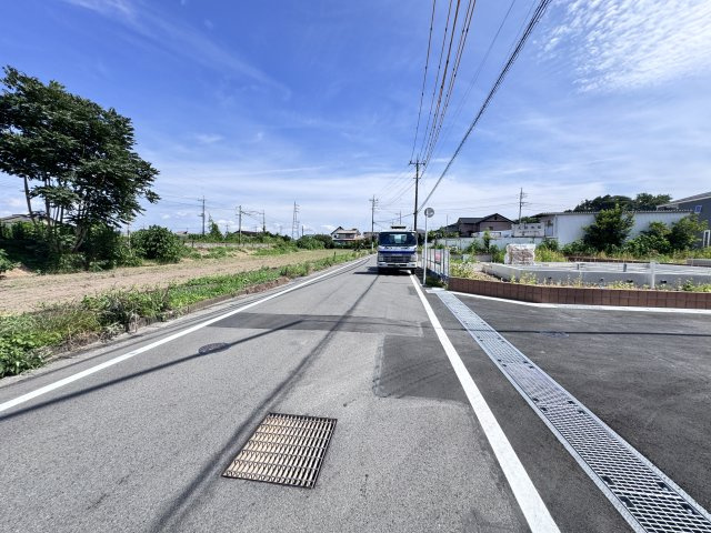 現地写真　東側接道幅員約6.5ｍ　中央側6ｍ