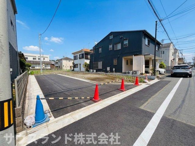 見晴らしの良い前面道路と綺麗に整備された分譲地です！道路幅がしっかりと確保されており、大きなお車のすれ違いや駐車もスムーズに行えます。周辺は落ち着いた住宅街で、毎日安全に通勤や通学ができます。