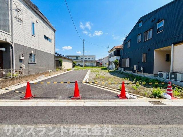 キレイに舗装された真っ直ぐな前面道路が広がる現地の様子です！車の交通量も少なく、小さなお子様がいるご家庭でも安心してお散歩を楽しめます。開放感があり、毎日の外出や帰宅がとてもスムーズになります。
