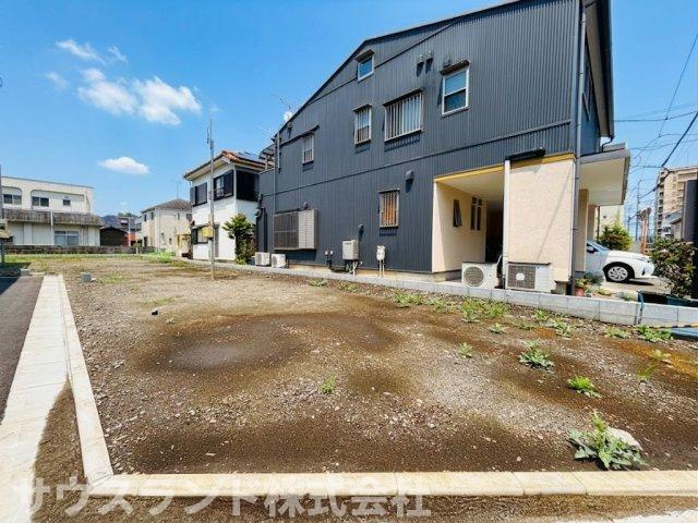 ゆとりある敷地面積が確保された、広々とした建築用地です！カースペースやお庭など、ご家庭の好みに合わせて外の空間を自由にアレンジして活用できます。ガーデニングやBBQなども存分に楽しめる広さです。