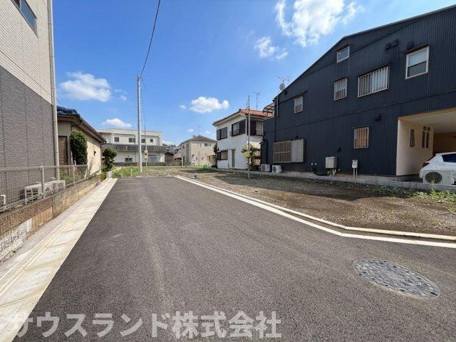 視界が開けた開放感たっぷりの前面道路を含む現地の様子です！運転が苦手な方でも焦らずに駐車ができる安心の環境が整っています。静かで穏やかな時間が流れる閑静な住宅街で、心地よい毎日を過ごせる環境です。