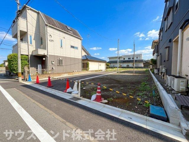 区画が綺麗に整備されており、お家を建てるイメージが湧きやすい現地です！前面道路と敷地の高低差が少なく、ベビーカーや自転車の出し入れも安全に行えます。採光や風通しの良さを活かした家づくりが可能です。