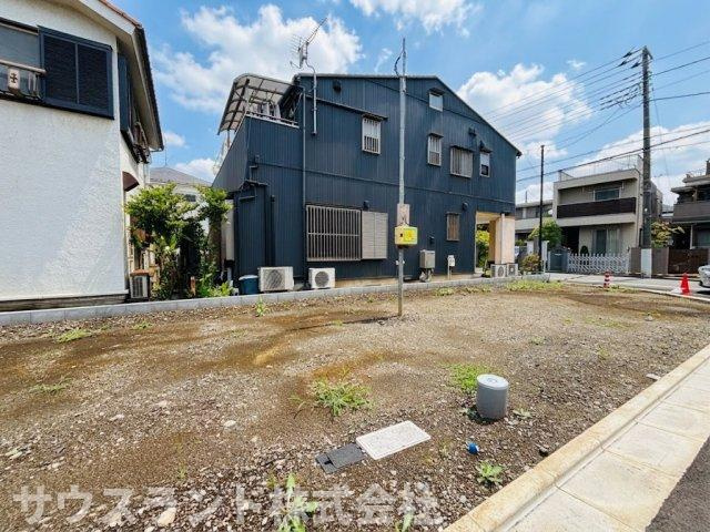 隣接する建物との間隔がしっかりと確認できる現地の様子です！防犯面やプライバシーに配慮した、安心できる間取りをじっくりと検討できます。ご家族皆様で安全に暮らせる、穏やかで落ち着いた住環境が広がります。