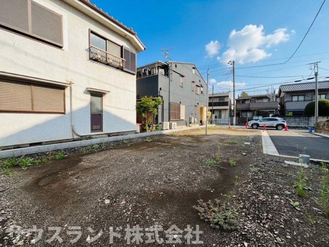 道路から敷地全体を見渡せる、見晴らしの良い現地写真です！広々とした空間があり、大きな窓を設けても外からの視線を気にせずくつろげます。こだわりのプランを形にするのにぴったりな恵まれた環境です。