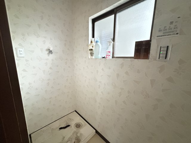 洗濯機置場を兼ねた脱衣スペースです。浴室に隣接しているため入浴時の着替えや洗濯作業をスムーズに行える使い勝手の良いレイアウト。窓付きで換気もしやすく、湿気がこもりにくい点も魅力です。