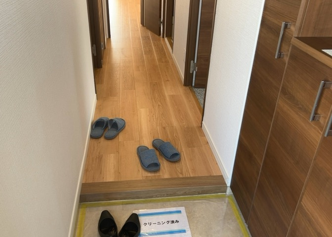 玄関は家の顔でもあり、家族以外の目にも止まる場所です。玄関は外との間を仕切る扉、靴などをしまっておく収納スペース、靴脱ぎのたたきスペース、来客とのやり取りをするドアホンなど複数のアイテムからなります。