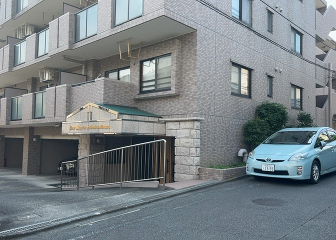 外観はマンション管理がされているかの目安になります。築年数が古いと、壁面は劣化してひび割れが生じることも！建物が古びていても細かいところが修繕されていると、きちんと管理されているなぁと感じるでしょう。