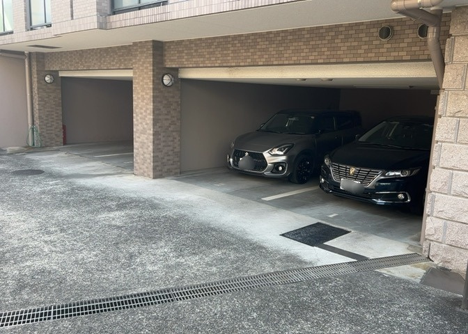 車一台あたりに必要なスペースは、標準サイズの普通自動車で横幅2m50cm、長さ5mは必要になります。ただし、乗降のことも考慮して横幅3m30cm、長さ5m50cmほどは確保できるところを選びましょう。