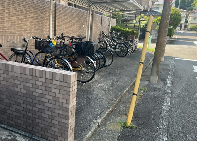 マンションの駐輪場は、事前に空きがあるか確認を取ると安心です。せっかく入居したのに駐輪スペースがない！なんてことになったら大変ですよね。そこで、内見時や購入前にはまず事前に確認しておくと良いでしょう。