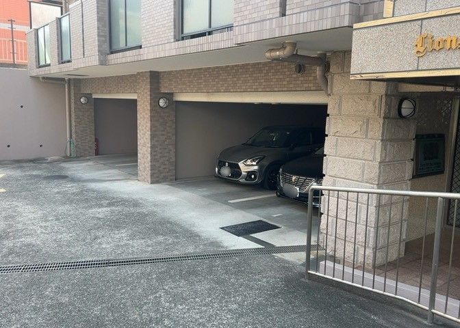 駐車場と明記されていても、最小スペースでつくられた駐車場だと大型車は駐車できなかったり、出入りしにくくなったりする可能性があります。お車のサイズと購入したい物件の駐車場のサイズを現地で確認しましょう。