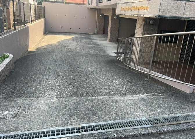 物件によっては、入居者が個人的に使用できる専用庭がついているものもあります。また、住宅の中にある土間の部分を庭と呼ぶこともあります。庭の用途は住む人によって変わり、それによってデザインもさまざまです。