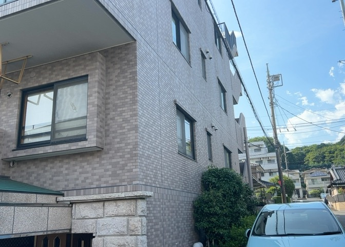 中庭（パティオ）とは、一つの建築物の内部に設けられた、壁などで囲われている庭のことを指します。コの字型、ロの字型が主流ですが、L字型の中庭もあります。最近では、インテリア性の高さからも人気があります。