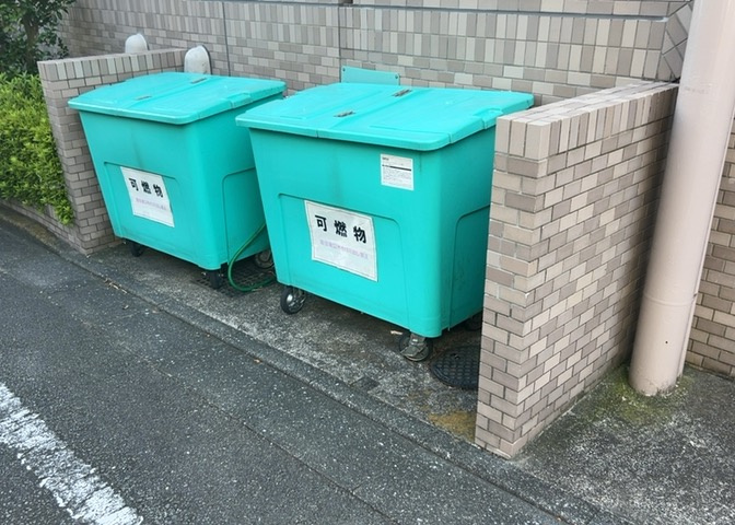 共有部分は、住民なら誰もが使える設備のこと。例えば駐車場やエレベーター、インターネット設備、セキュリティ設備などがあります。他にも、マンションの廊下・外部階段やエントランス・ゴミ置き場などがあります。