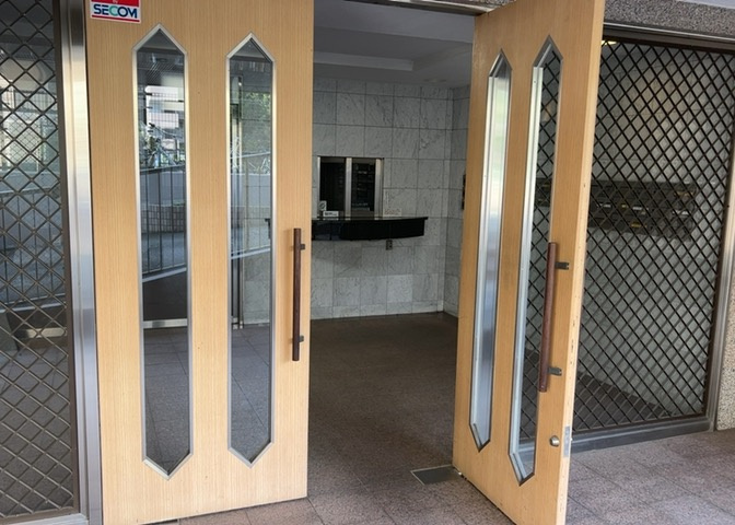 ロビーというと、エントランスと何がちがうの？と思いますよね。実はロビーとエントランスには明確な決まりはありません。物件によっては、エントランスを入って広がるある程度の広さのある空間がロビーとなります。