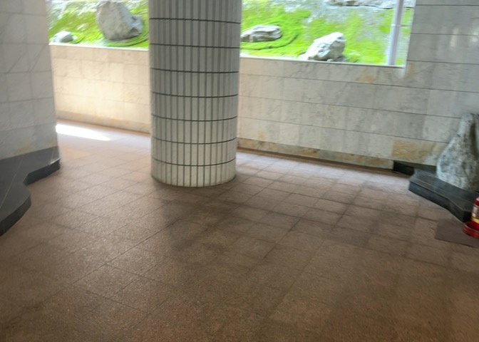 共有部分は、住民なら誰もが使える設備のこと。例えば駐車場やエレベーター、インターネット設備、セキュリティ設備などがあります。他にも、マンションの廊下・外部階段やエントランス・ゴミ置き場などがあります。