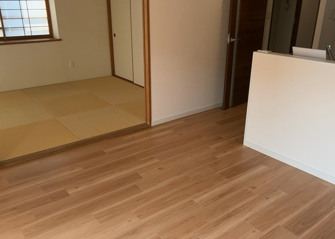 ダイニングは、食事や家族の団らんスペースとしてだけではなく、ほかの用途としても使用することができます。ダイニングテーブルを置き、食事のためのスペースを作ることでリビングとの差別化を図ることができます。
