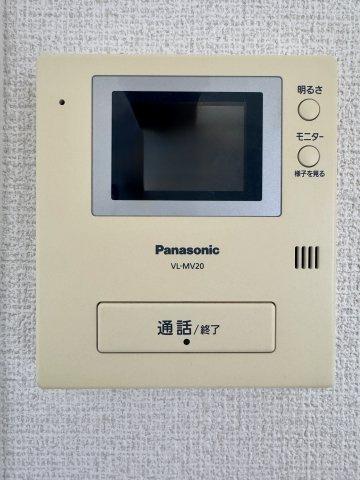 モニター付インターホンで訪問者の確認ができます。家族は安心できますね！
