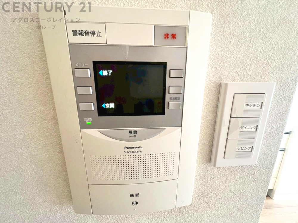 訪問者が来たときにテレビ画面で確認できるため、安心してドアを開けられます。録画機能があるものもあり、留守中に来訪者を記録しておくことができます。利便性が高く、セキュリティ面でも安心です。