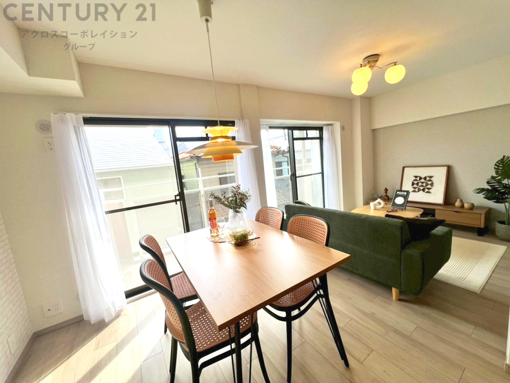 リビングダイニングは家族や友人とのコミュニケーションを楽しむ場所でくつろぎながら食事や会話を楽しめ、多目的に利用できリラックスできる空間です。家庭内の中心として機能し、快適な生活をサポートします。