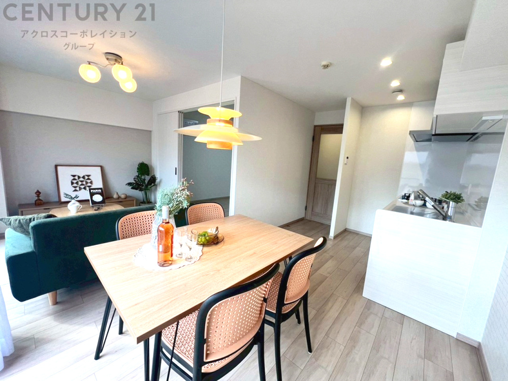 キッチン前のダイニングスペース。ダイニングセットを置いても十分な広さを確保。