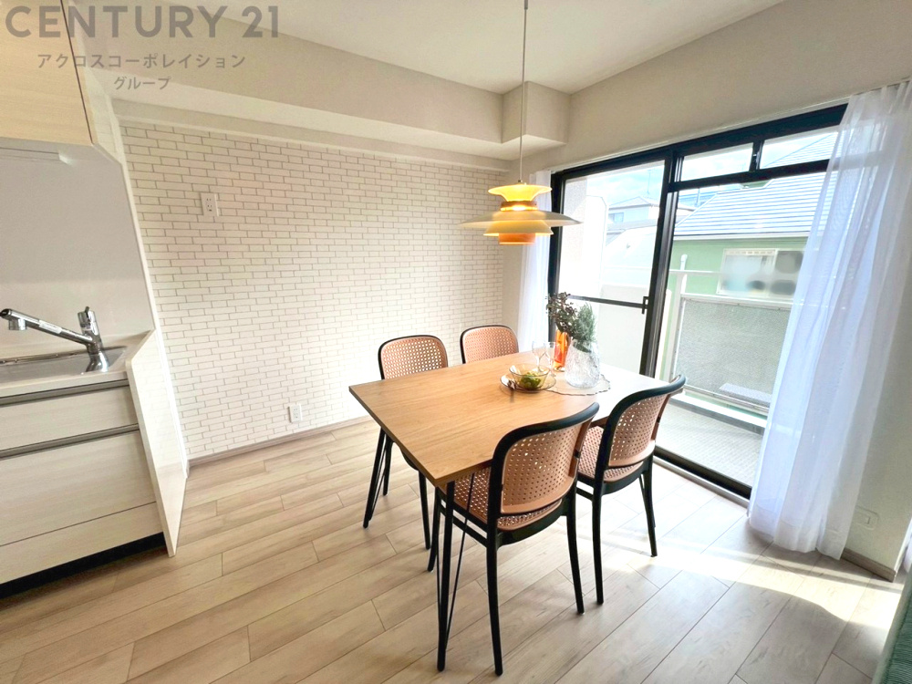 キッチン前のダイニングスペース。ダイニングセットを置いても十分な広さを確保。