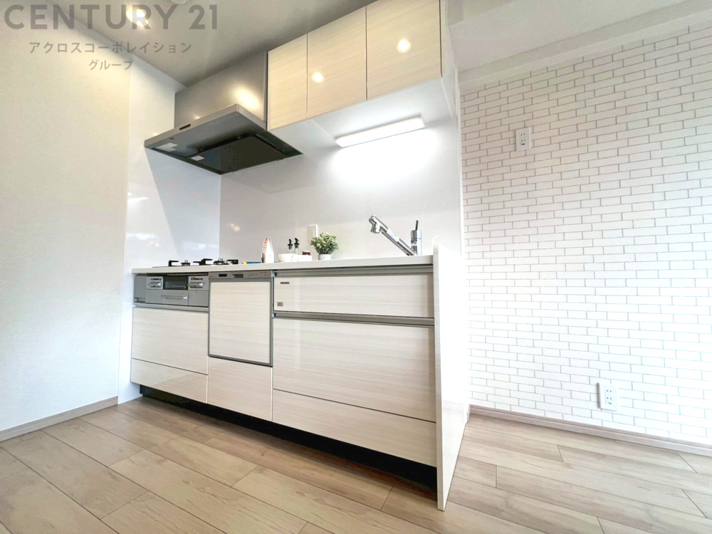 壁付けシステムキッチンはスペースの最大限の有効活用が可能で、動線がスムーズになり調理や準備が快適で効率的に行えます。収納スペースや吊り戸棚が設けられ、調理器具や食器類をスマートに収納できます。