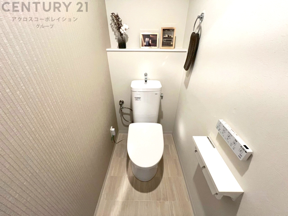 温水洗浄便座付トイレは温水洗浄機能により、暖かい水でおしりを洗浄することができ、冷たい水を使う従来の便座に比べ、温水洗浄機能で暖かいトイレを提供し、快適な使用を可能にします。