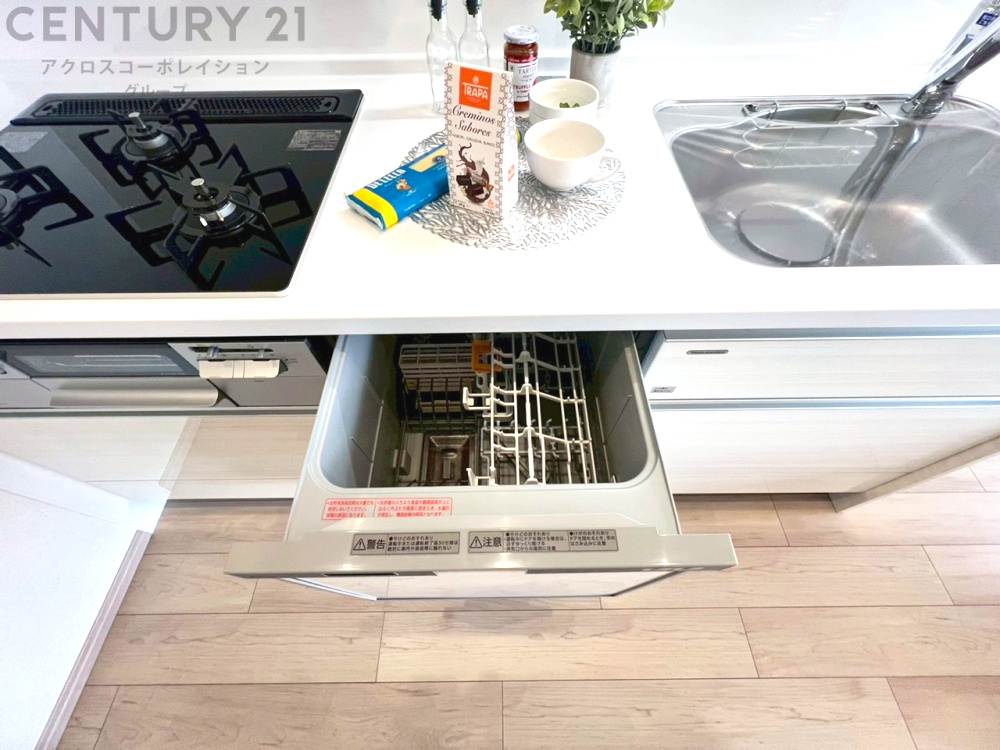 手洗いに比べて時間や労力を節約できることです。また、高温のお湯で洗浄されるため、雑菌や細菌を殺菌する効果もあります。さらに、乾燥機能があるため、手で拭く手間も省け衛生的に保管できます。