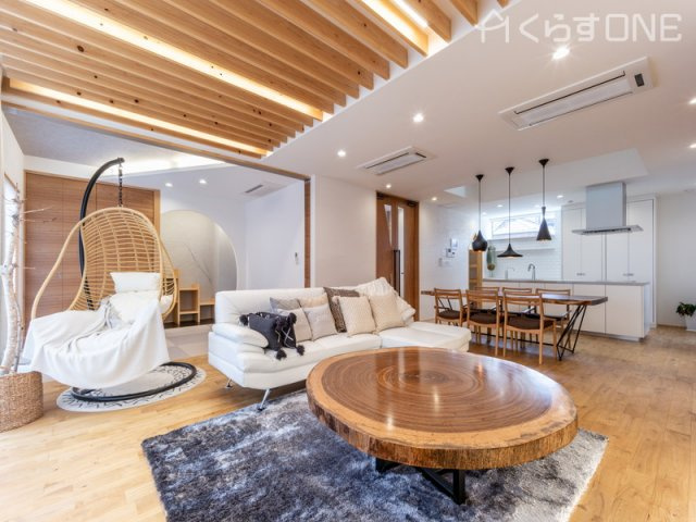 【自社施工例】天井に梁を使用し、木のぬくもりを感じられるリビング