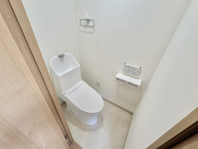 温水洗浄便座付トイレです。ウォシュレットのリモコンが壁付けでお掃除しやすいです。