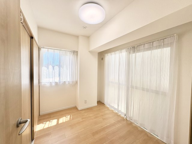 約3.5帖の洋室。すべてのお部屋に2カ所以上窓があります。