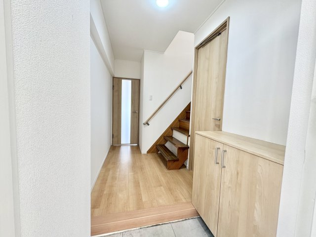 階段が印象的な玄関です。玄関収納、建具まで新調されています。
