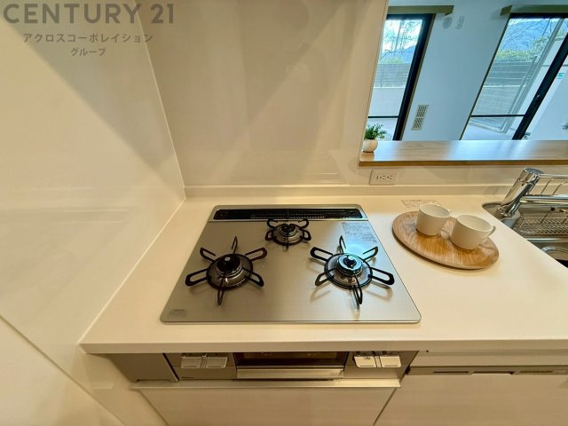 多数の調理器具を同時に使用でき、料理の効率化が可能。省エネで節約になり、様々な料理スタイルに適応できます。また、火力調整が独立しており、手入れや掃除もしやすく、今よりもっとお料理が楽しくなるかも。