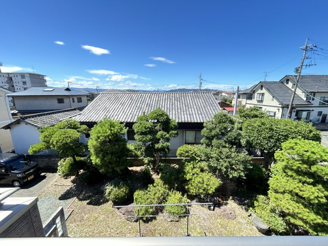 2階ベランダからの眺望。南側には高い建物がなく気持ちの良い空が続きます。