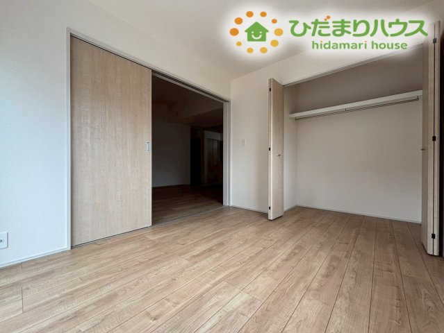 リビングと隣接した洋室は引き戸（間仕切り戸）を開け放つことで、リビングと一体化した大空間として使うこともできます！ゲストルームなど、用途に合わせて空間の広さをサクッと調整できるのが嬉しいポイントです♪