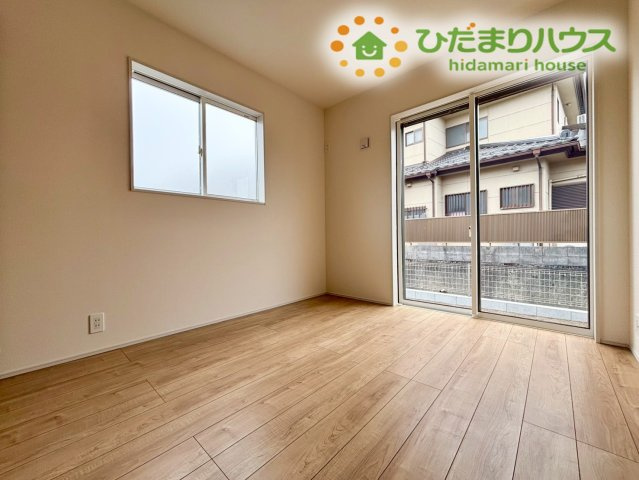 大きな窓から光が差し込む明るい洋室は、朝の支度も気持ちよく進む爽やかさ♪開放感のある広さで、くつろぎの時間や作業スペースとしても使いやすい心地よいお部屋です!