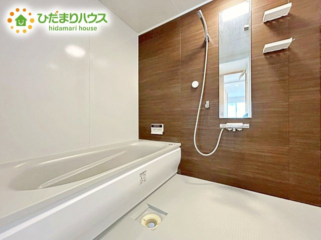 1日の疲れをほぐす、とっておきのリラクゼーションタイムを楽しむバスルーム。　美しく、機能的なデザインを採用、清潔感あふれる心地よい空間づくりにこだわりました。