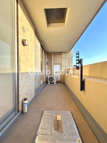 【バルコニー】幅もあって、奥行きもあるゆとりのバルコニー。洗濯物を干したり乾かしたりだけでなく、ただ出てみるだけでも気持ちいいですよ。