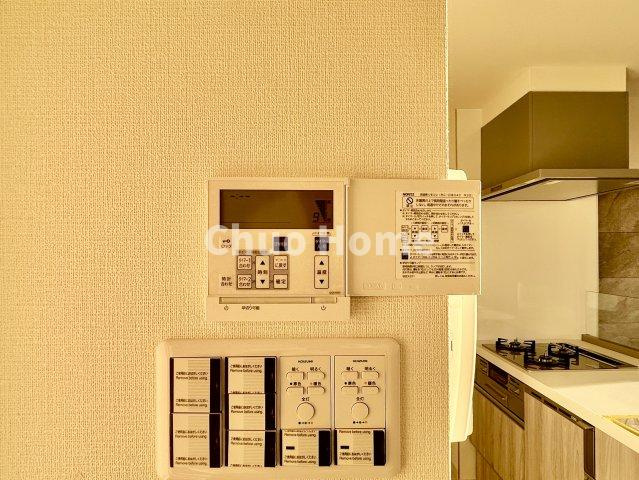 【床暖房】冬は足元から暖めてくれる床暖房はエアコンとは違って埃が舞いませんので健康にも良さそうですね。