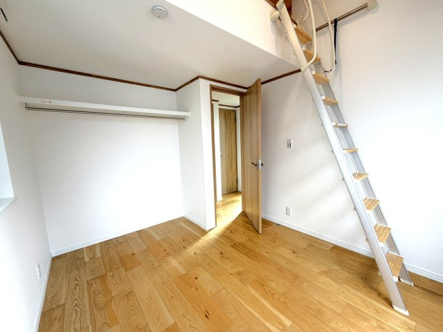 天井高を活かしたロフト付きで、寝室や収納スペースとして大活躍！服を掛けやすいハンガーパイプ付きの壁面収納も完備され、お部屋を広くスッキリ使えます。