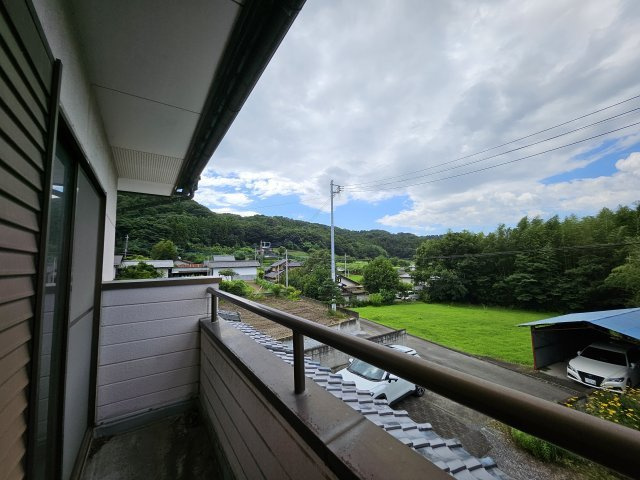 バルコニーから広大な山並みと緑を一望！爽やかな風を感じながらリラックスできる至福の眺望空間です