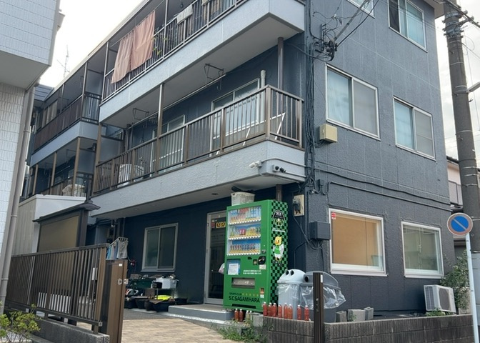 一般的なバルコニーは、奥行1.5ｍ程ですが、ワイルドバルコニーは2ｍまで広がっています。そのため洗濯物の間隔をあけ干すことができ、乾きやすいというメリットや、ガーデニングが楽しめる等の特徴があります。