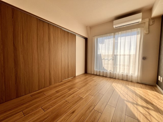 LDKの西側6帖の洋室です。三連扉を閉めると個別の空間になります。掃き出し窓がありますので採光も取れます