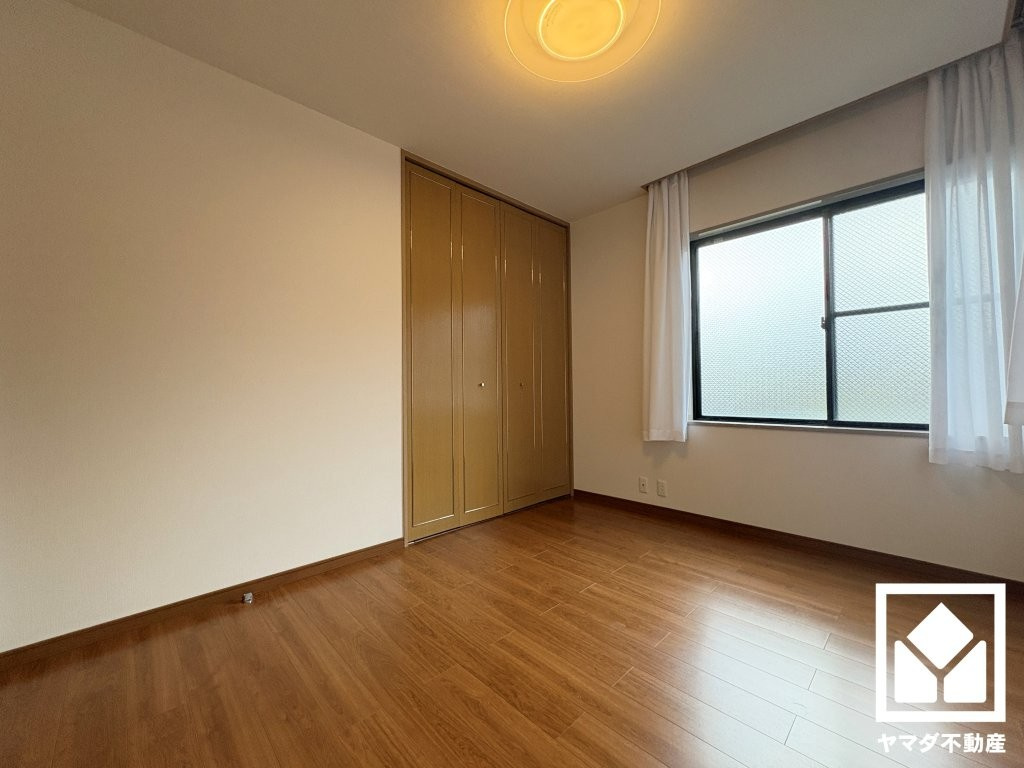約6.4帖の洋室です。全居室6帖以上のゆとりある居住空間?で、広々お使いいただけます。